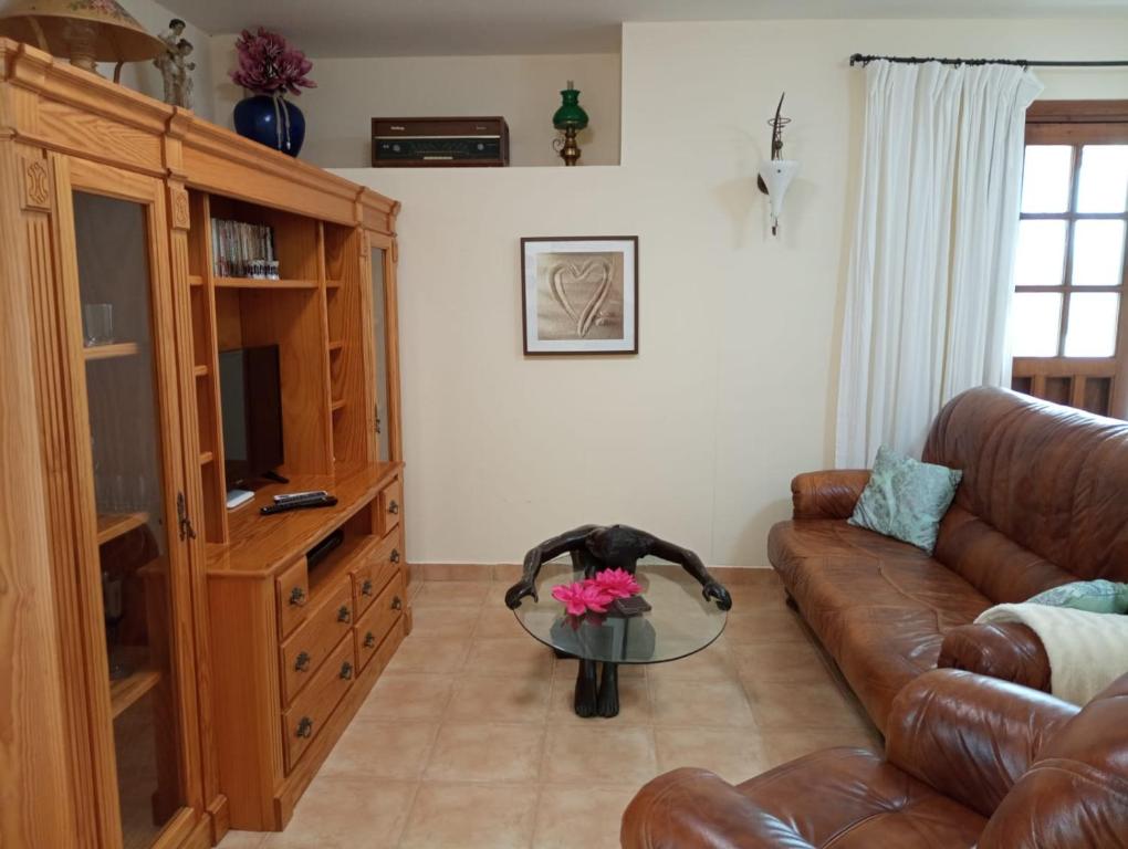 salon z kanapą i szklanym stołem w obiekcie Home Benitez Pizarra w mieście Pizarra