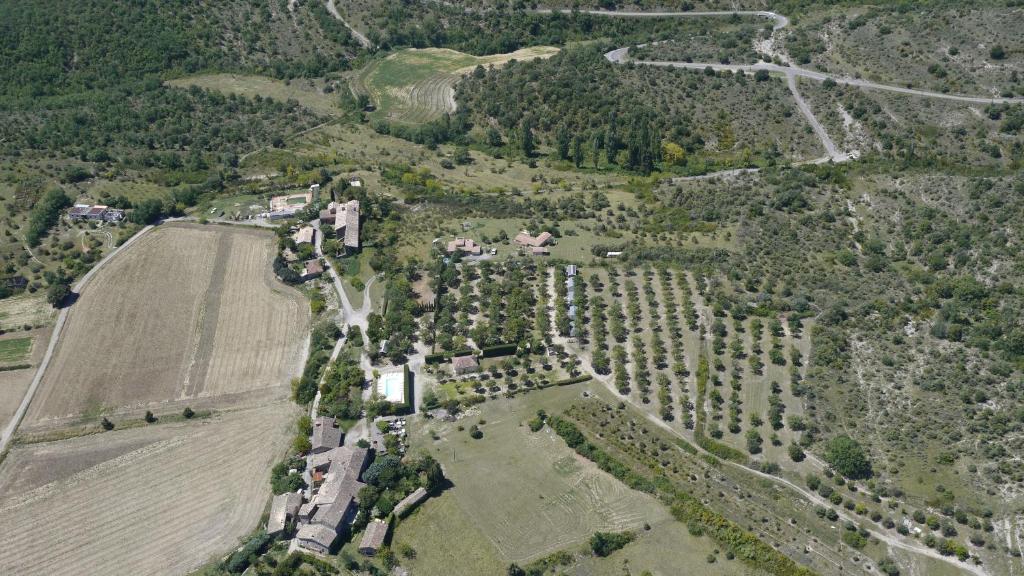 een luchtzicht op een park met bomen en een veld bij Camping les Silhols in Lagorce