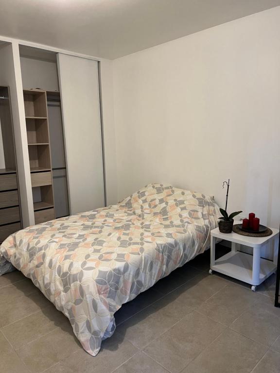 Posteľ alebo postele v izbe v ubytovaní T2 climatisé st victor Vieux Port et Plage des catalans 13007