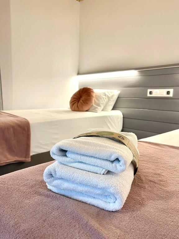 A bed or beds in a room at El BURGO DE OSMA ALOJAMIENTO RURAL VILLA BAGH