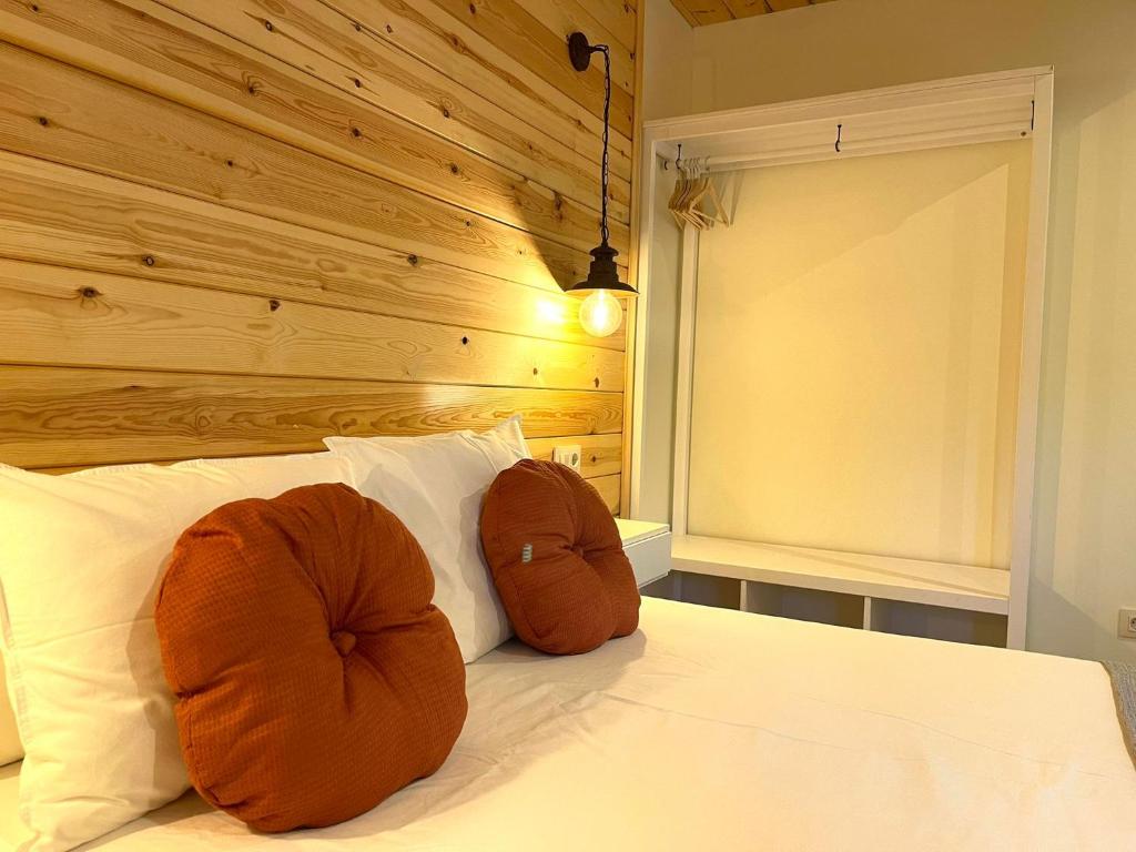 A bed or beds in a room at El BURGO DE OSMA ALOJAMIENTO RURAL VILLA BAGH