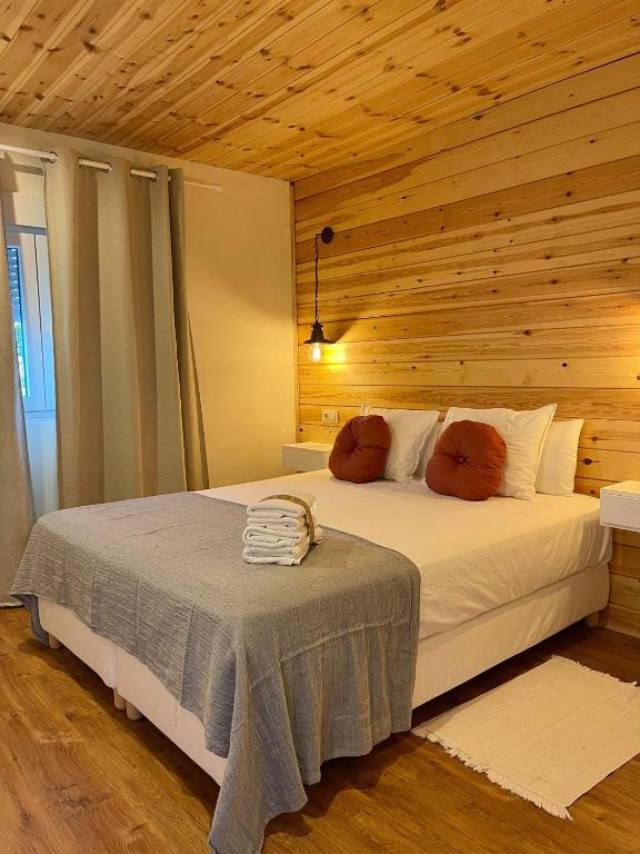 A bed or beds in a room at El BURGO DE OSMA ALOJAMIENTO RURAL VILLA BAGH