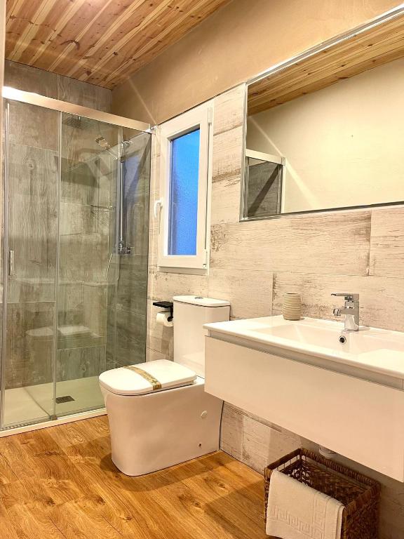 A bathroom at El BURGO DE OSMA ALOJAMIENTO RURAL VILLA BAGH