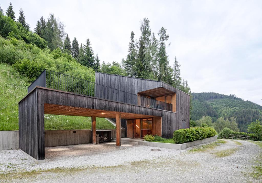 a house on a hill with a view at Aufberg 1110 in Piesendorf