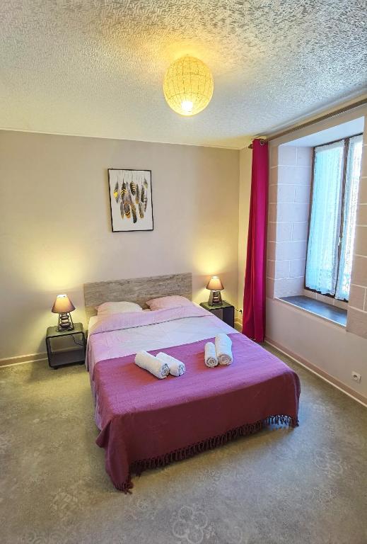 une chambre avec un grand lit avec des serviettes dessus dans l'établissement Appartement T2 quartier château de Pau, à Pau