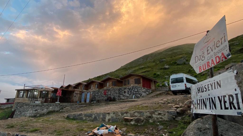 a group of houses on the side of a mountain at Kaçkar Kavrun Dağ Evleri in Rize