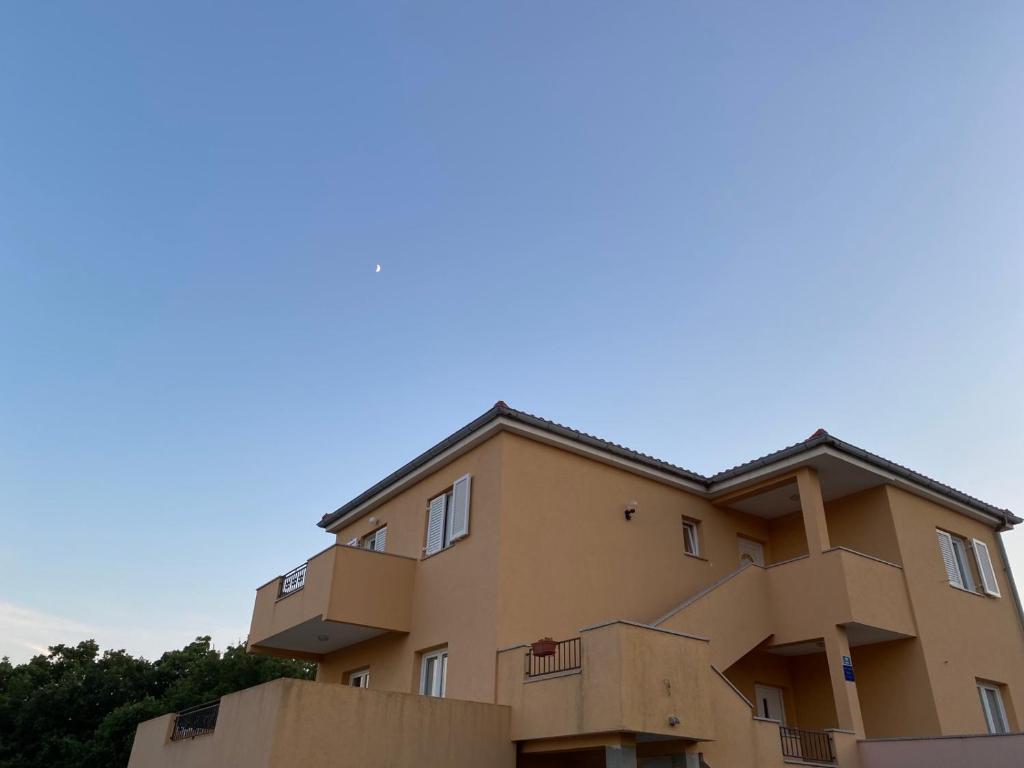 a building with boxes in front of it at Apartman La vista e' bella in Kornić