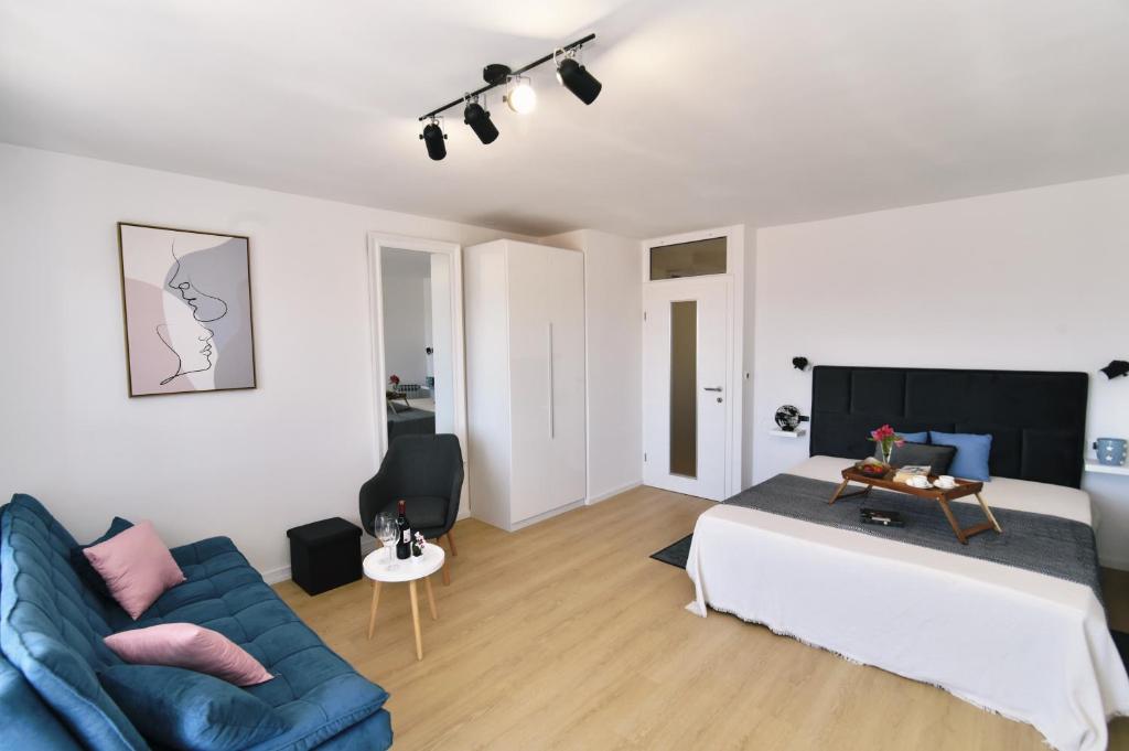 Studio Apartman Dream في رييكا: غرفة معيشة مع سرير وأريكة