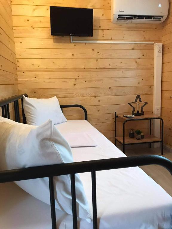 Łóżko lub łóżka w pokoju w obiekcie Fillip wooden house