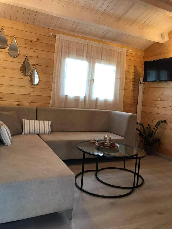 salon z kanapą i stołem w obiekcie Fillip wooden house w Prewezie