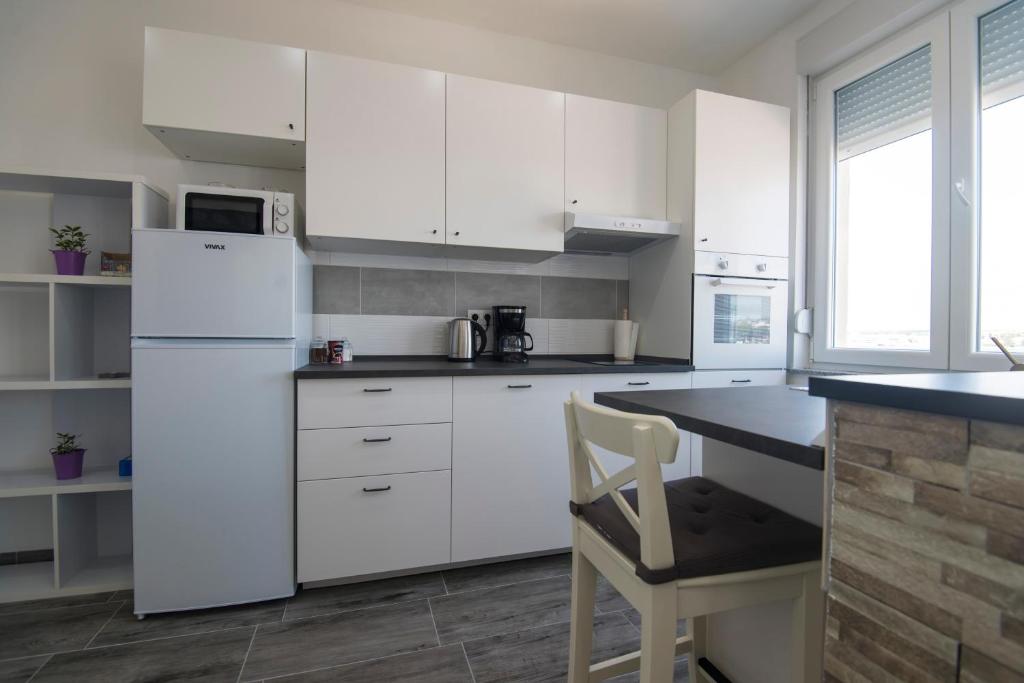 Kuchyňa alebo kuchynka v ubytovaní Pleasure Sea View Apartment Zadar
