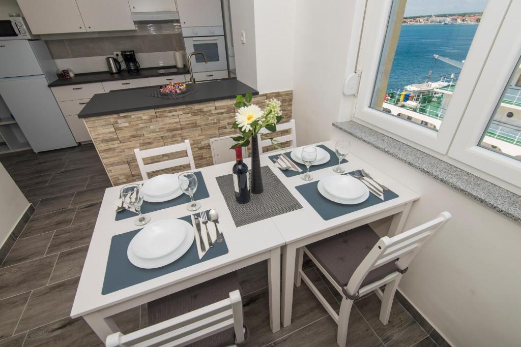 Kuchyňa alebo kuchynka v ubytovaní Pleasure Sea View Apartment Zadar
