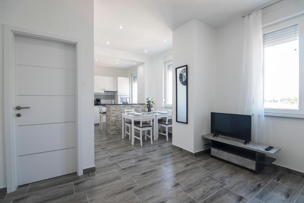Televízia a/alebo spoločenská miestnosť v ubytovaní Pleasure Sea View Apartment Zadar