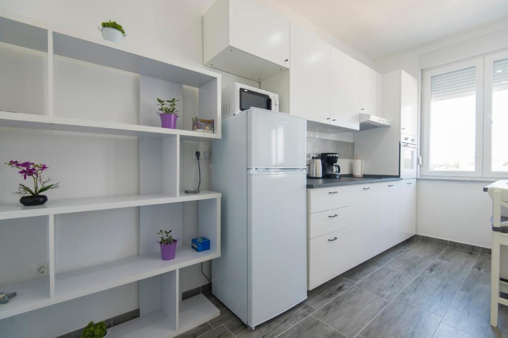 Kuchyňa alebo kuchynka v ubytovaní Pleasure Sea View Apartment Zadar