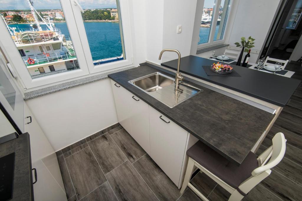 Kuchyňa alebo kuchynka v ubytovaní Pleasure Sea View Apartment Zadar