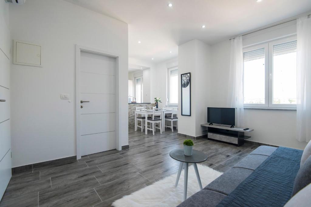 Televízia a/alebo spoločenská miestnosť v ubytovaní Pleasure Sea View Apartment Zadar