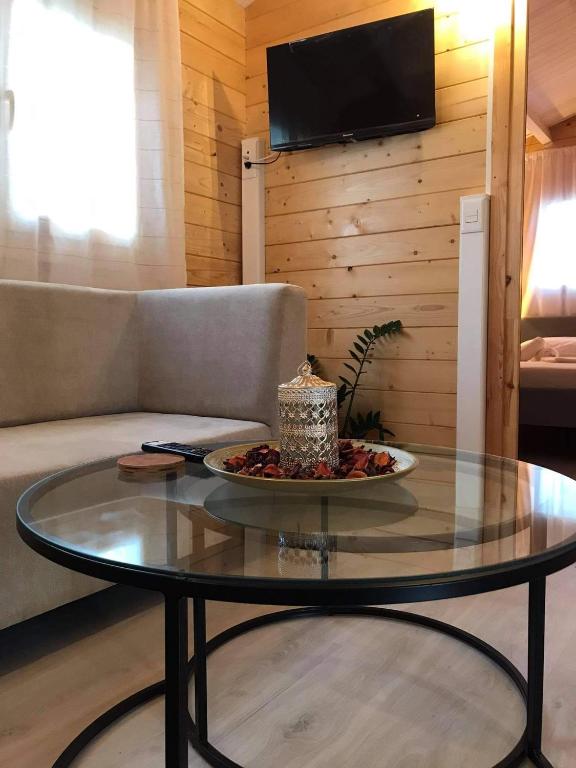 Telewizja i/lub zestaw kina domowego w obiekcie Fillip wooden house