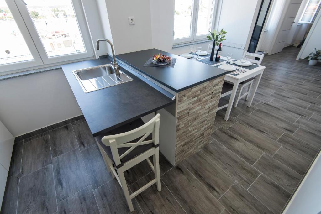 Kuchyňa alebo kuchynka v ubytovaní Pleasure Sea View Apartment Zadar