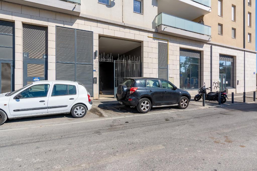 two cars parked in front of a building at Appart cosy(4pers)PARKING CLIM Terrasse Vélodrome in Marseille