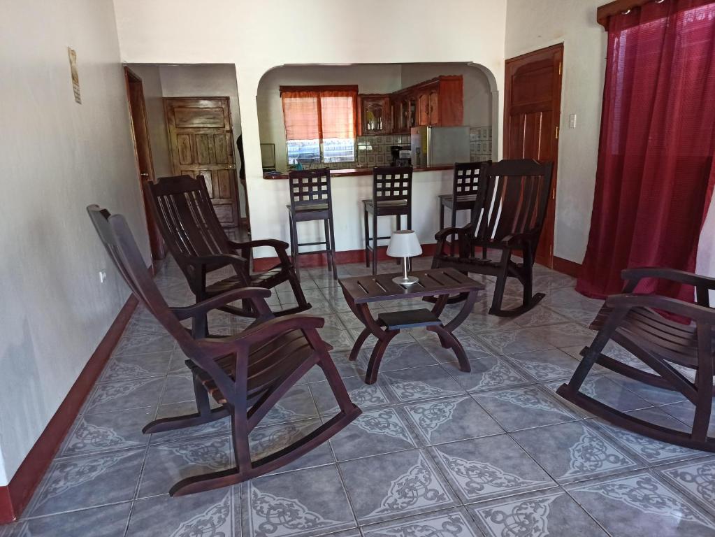 a living room with rocking chairs and a table at Casa y Hospedaje Norma in Moyogalpa