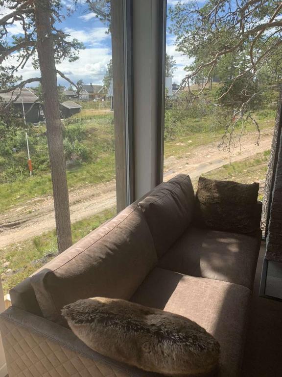 Гостиная зона в Brand new mountain cabin