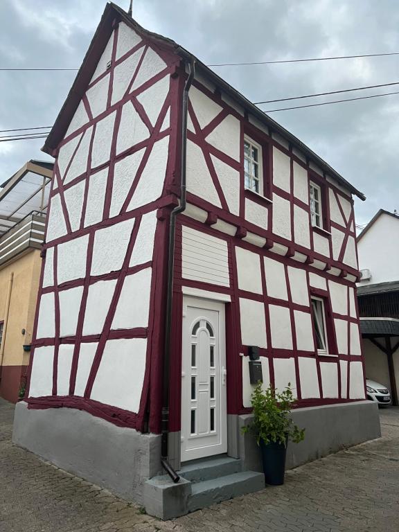 a half timbered house with a red and white at Charmantes denkmalgeschütztes Tiny House am Rhein in Rhens