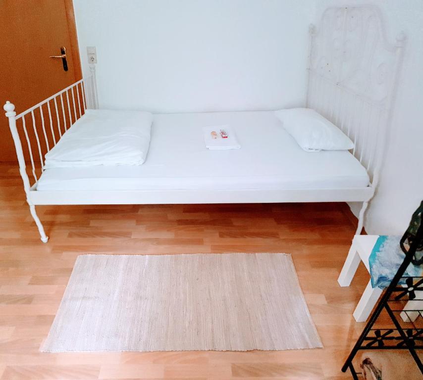 Budget rooms in Halle with shared bathroom, Free WiFi, Netflix & iPad - Double Room With Shared Bathroom