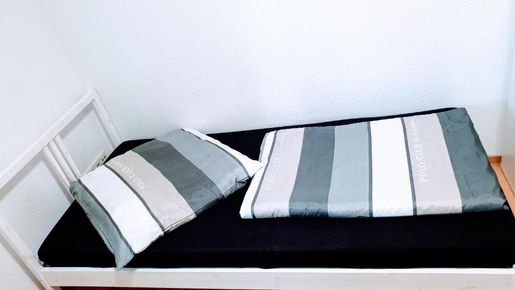 Budget rooms in Halle with shared bathroom, Free WiFi, Netflix & iPad - Single Room With Shared Shower And Toilet