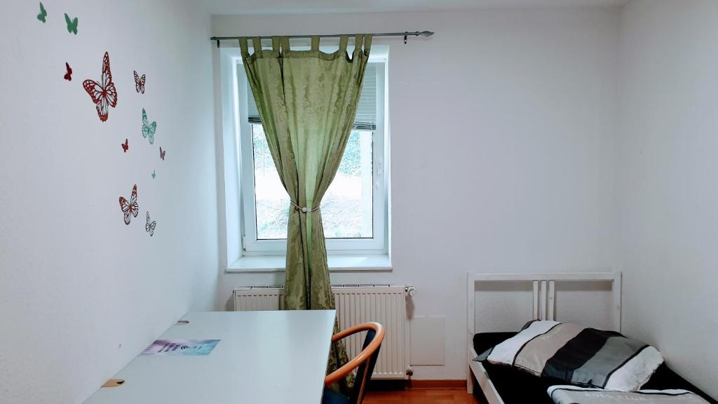 Budget rooms in Halle with shared bathroom, Free WiFi, Netflix & iPad - 
