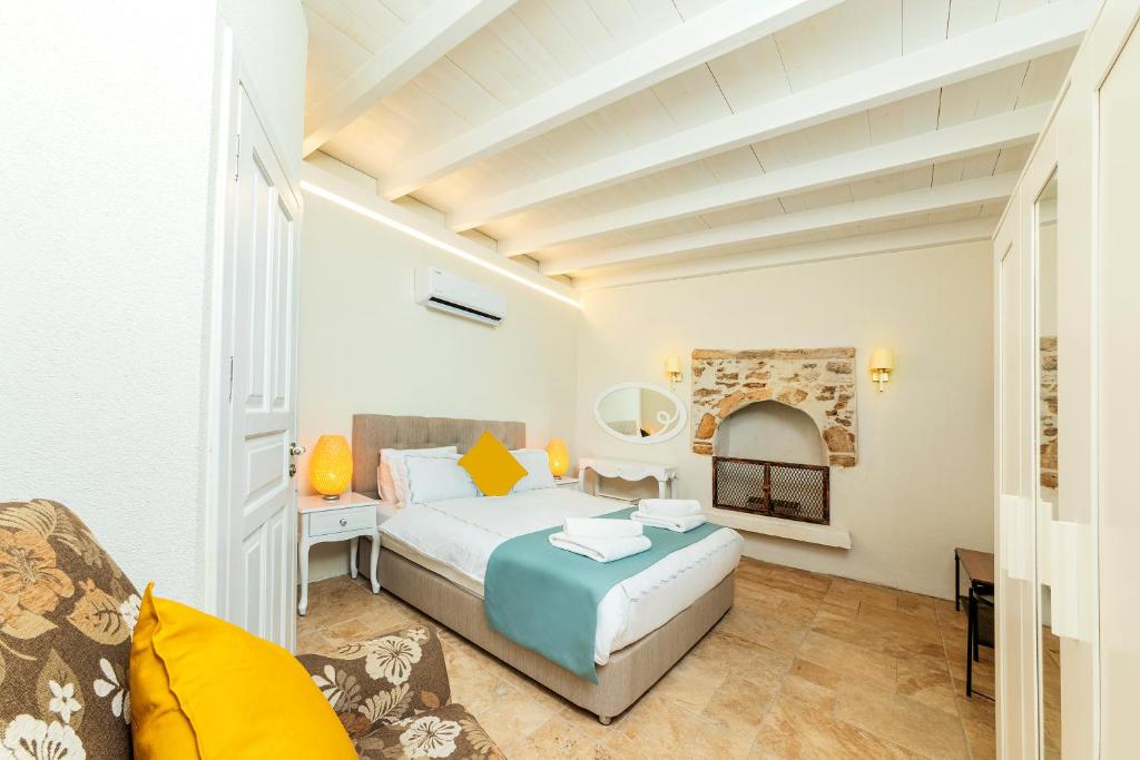 ein Schlafzimmer mit einem Bett und einem Sofa in einem Zimmer in der Unterkunft Mets Boutique Hotel in Marmaris