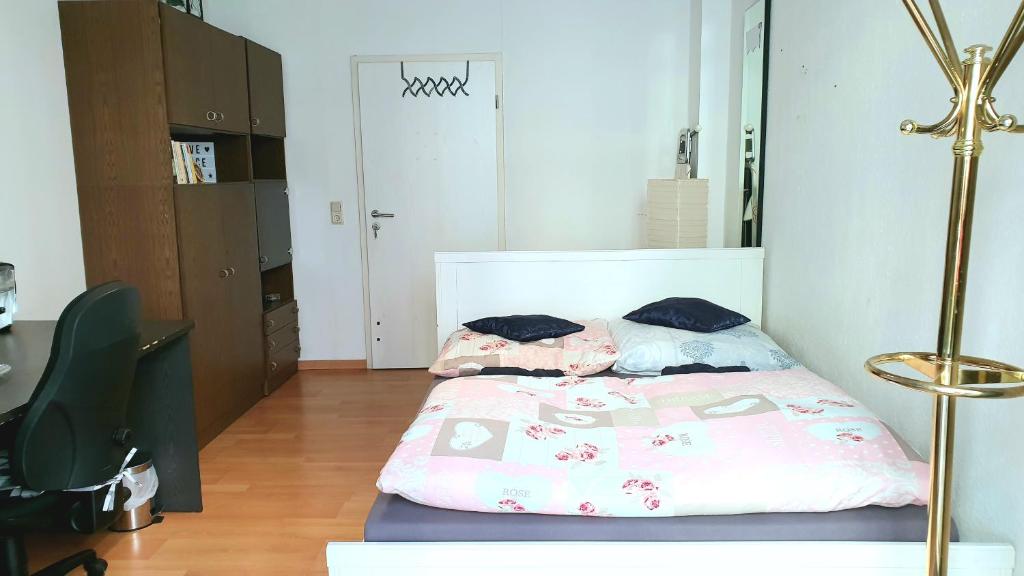 Room in City Center Halle with shared bathroom & kitchen - Free WiFi, Netflix, iPad & Ground floor - Double Room With Shared Bathroom