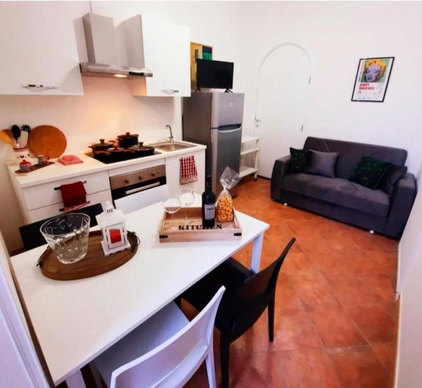 una cucina e un soggiorno con tavolo e divano di Blu Salento a Squinzano