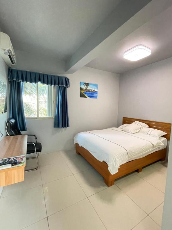 卡爾克島的住宿－卡爾克島海灘酒店，一间卧室设有一张大床和一个窗户。