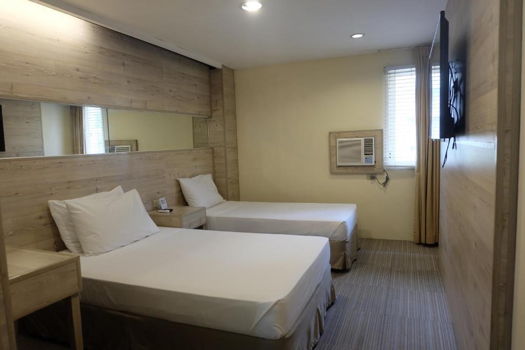 Postel nebo postele na pokoji v ubytování Spaces Hotel Makati
