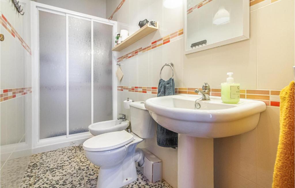 A bathroom at 3 Bedroom Nice Apartment In San Javier
