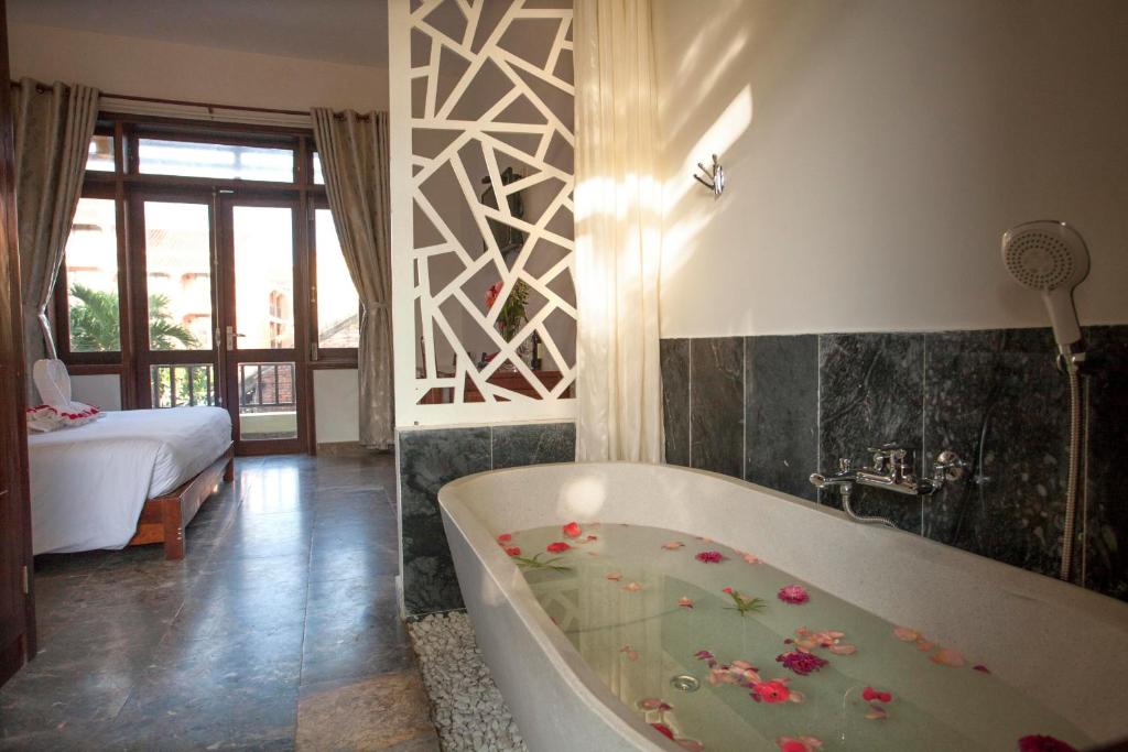 Phòng tắm tại Hoi An TNT Villa