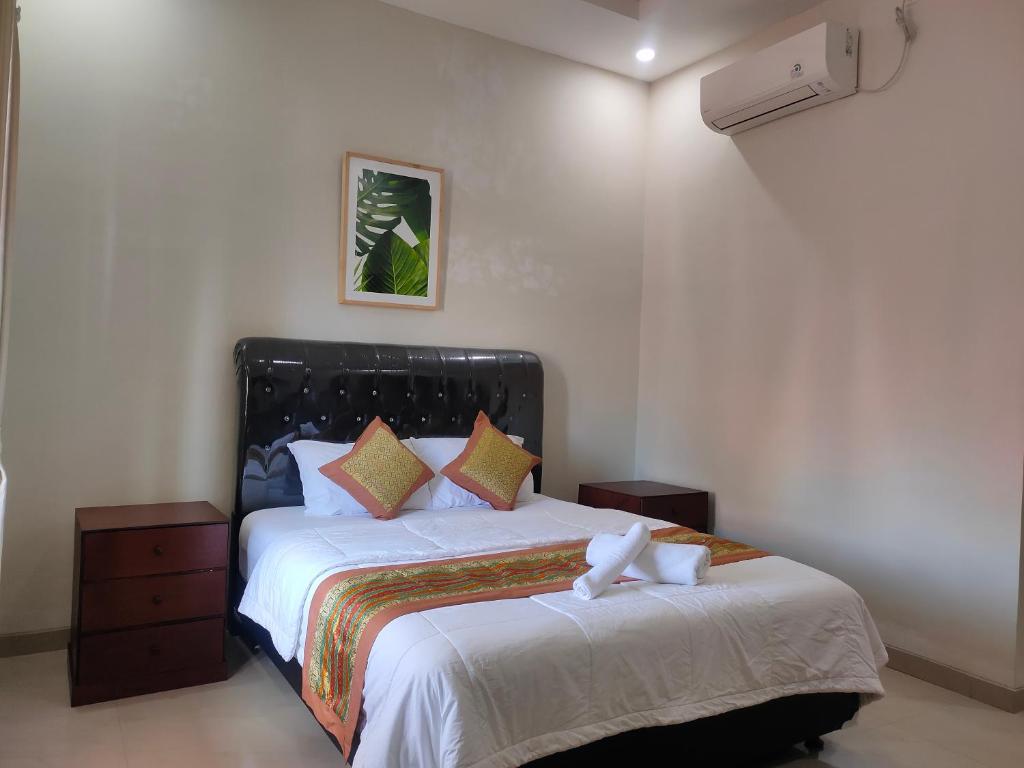 sypialnia z dużym łóżkiem w pokoju w obiekcie Wiana Homestay w mieście Sanur