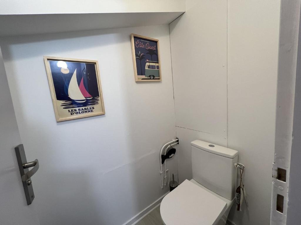 Kúpeľňa v ubytovaní Appartement Rénové proche Plage avec Parking & Wifi - FR-1-485-136