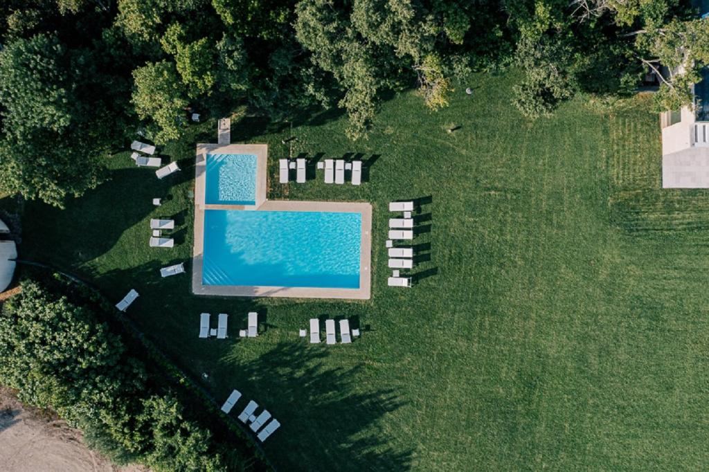 an overhead view of a swimming pool in a yard at Conimbriga Hotel do Paço in Condeixa a Nova