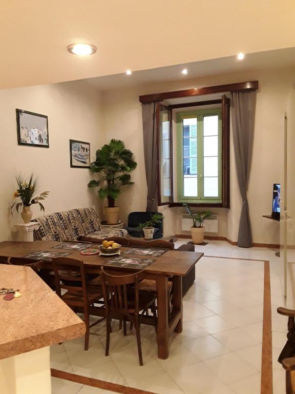 a living room with a table and a couch at L'anthurium de l'Opéra in Nice