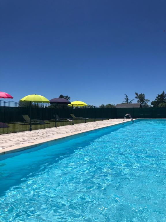 Bazén v ubytovaní SUPER BESSE Appartement LE GÎTE BESSARD 6 couchages Le Bois de la Reine alebo v jeho blízkosti
