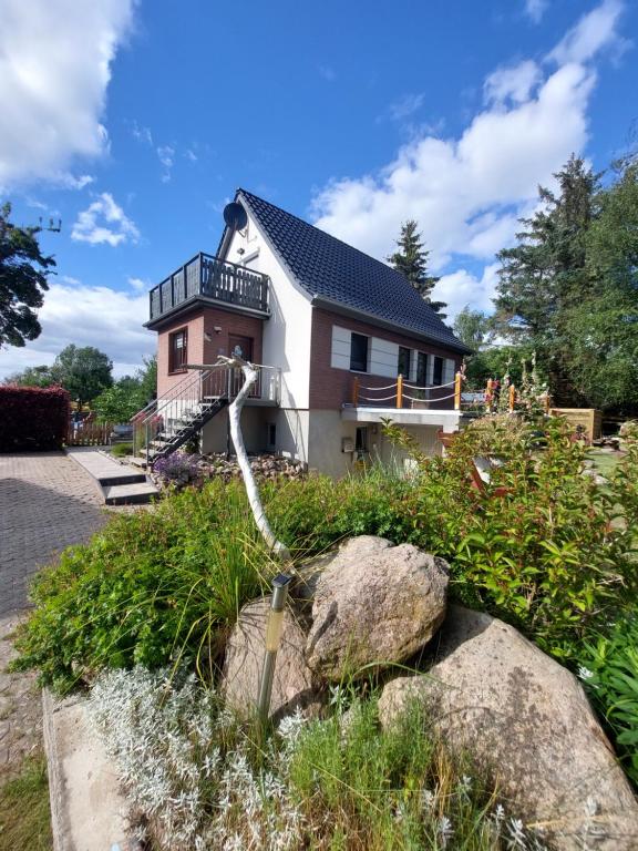 ein Haus mit einem Schlauch an einem Felsen in der Unterkunft Dat Niehuus Tarnewitz in Boltenhagen