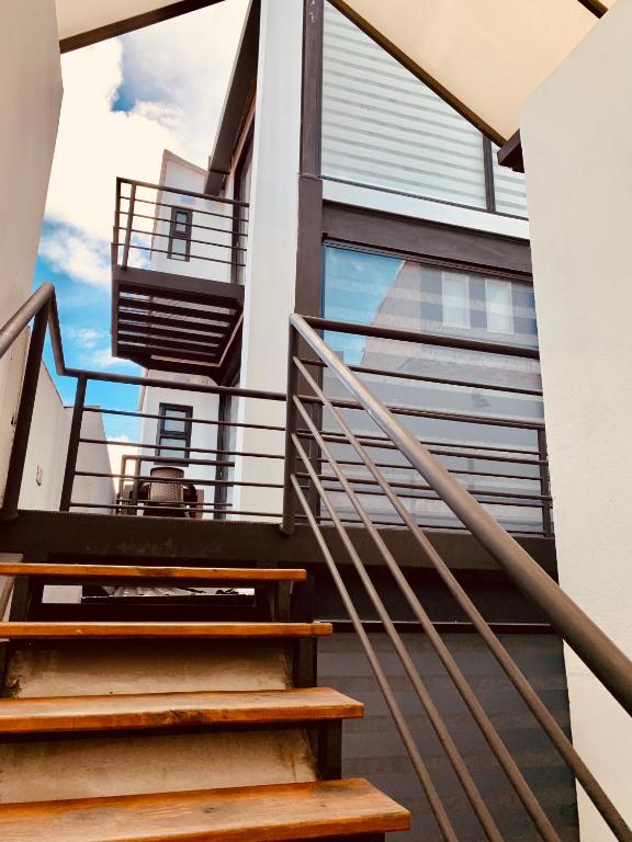 una scala che conduce a una casa con balcone di Apartamentos Plaza de la Independencia a Zipaquirá