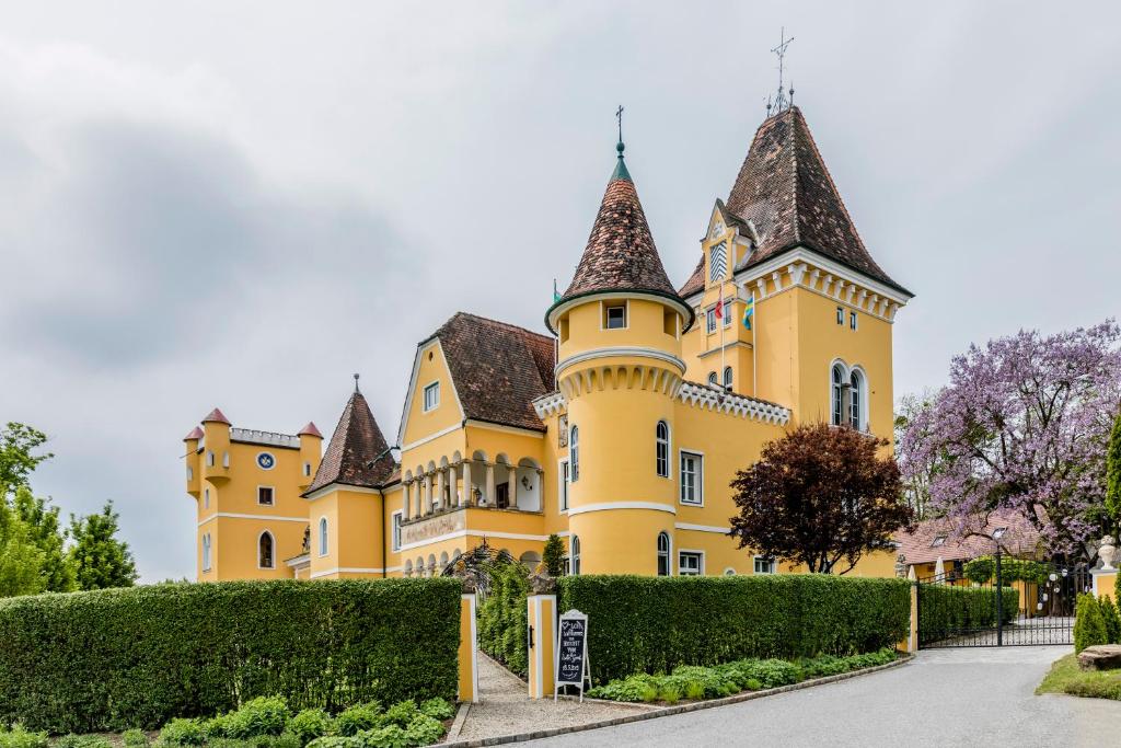 Aed väljaspool majutusasutust Georgi Schloss - Boutique Hotel
