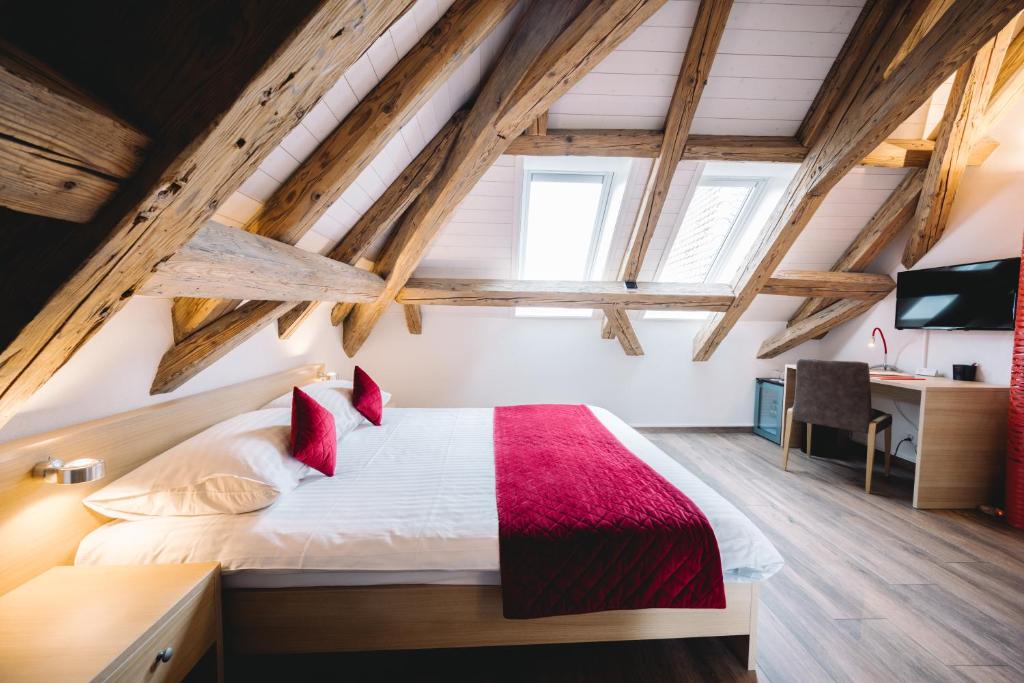 Postel nebo postele na pokoji v ubytování Hotel-Restaurant La Croix d’Or