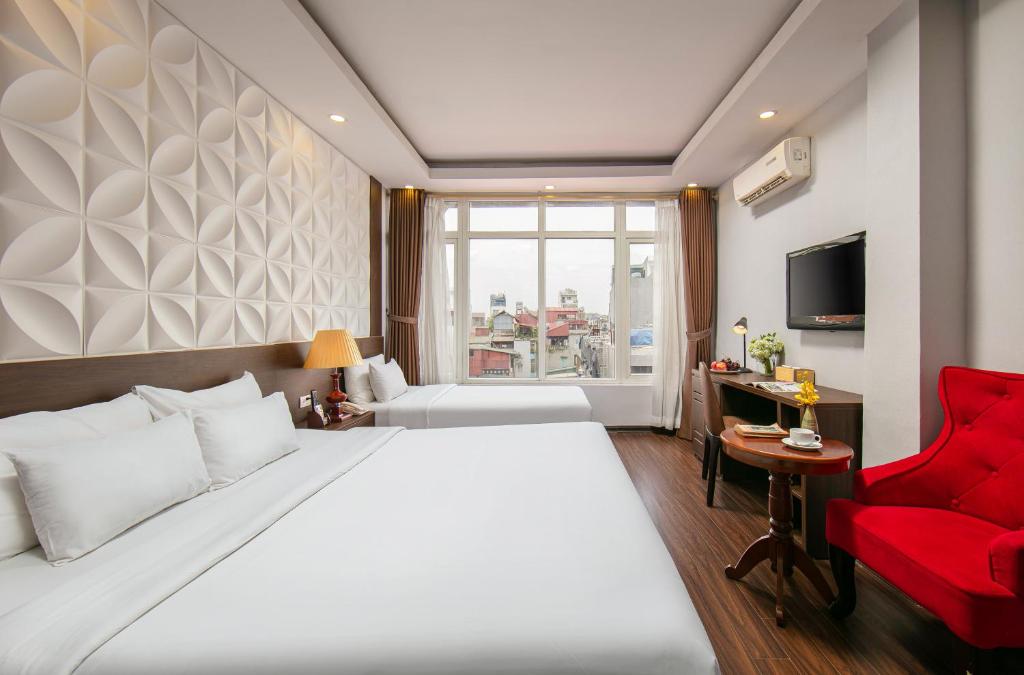 Postel nebo postele na pokoji v ubytování Hanoi Diamond King Hotel & Travel