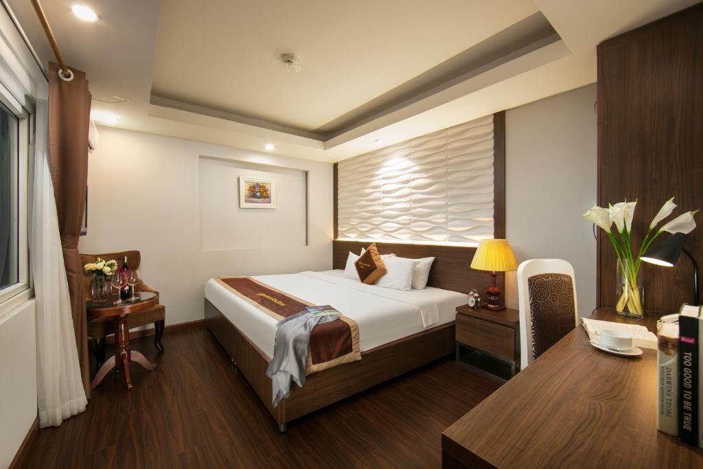 Postel nebo postele na pokoji v ubytování Hanoi Diamond King Hotel & Travel