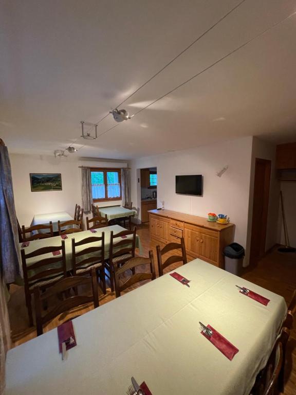TV a/nebo společenská místnost v ubytování Gasthaus Beverin