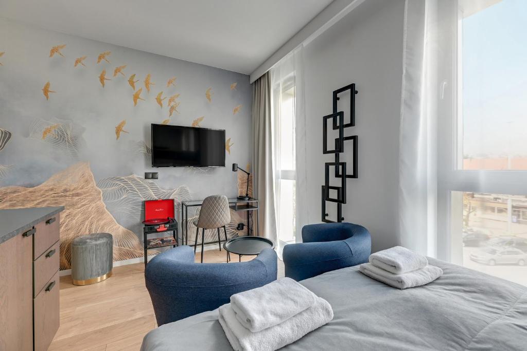Telewizja i/lub zestaw kina domowego w obiekcie City Center Garden Gates Boutique by Downtown Apartments