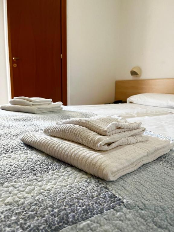 A bed or beds in a room at Hotel Villa Augusta